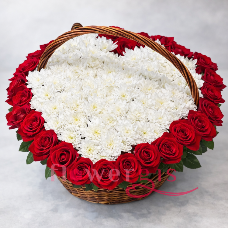 Букет "Чистое сердце" — корзина из красных роз и белых хризантем