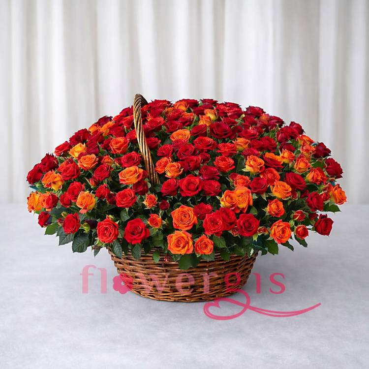Букет "Огненное настроение" — корзина из красных и оранжевых кустовых роз