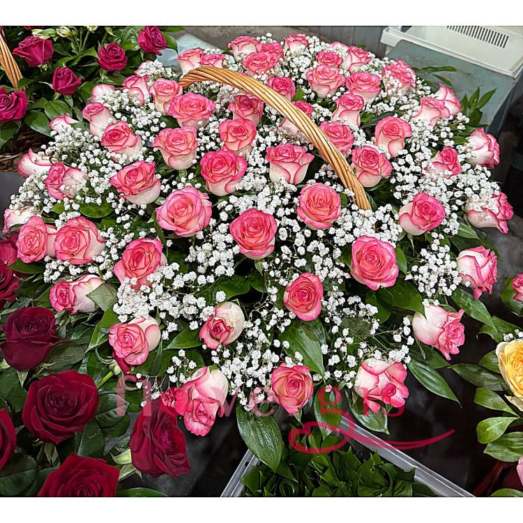 Букет "Дыхание любви" — корзина с розами и гипсофилой