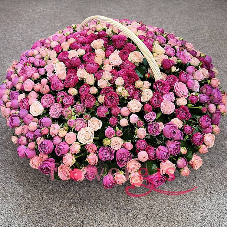 Букет "Сладкая симфония" — корзина из пионовидных кустовых роз в розово-лиловой гамме